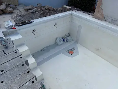 Piscine en cours de rénovation après diagnostic