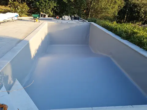 Membrane PVC armé gris clair posée dans une piscine rénovée