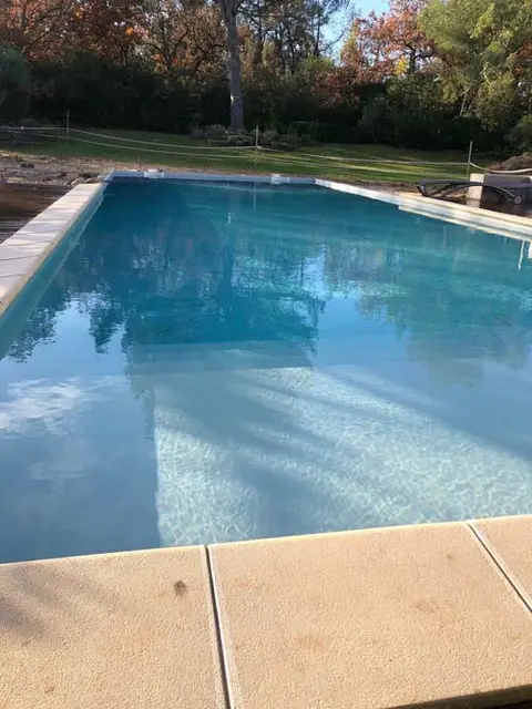 Piscine rénovée à l'eau bleue
