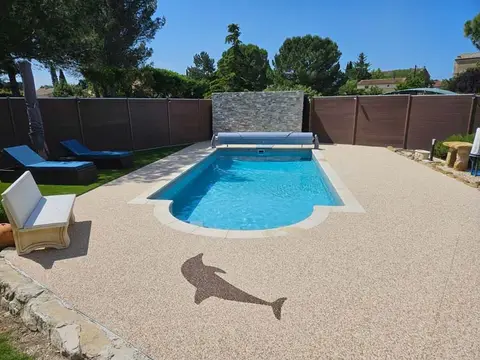 Piscine haricot rénovée en PVC armé gris clair